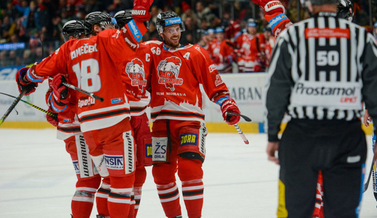 Olomoučtí hokejisté se radují z gólu proti Kladnu