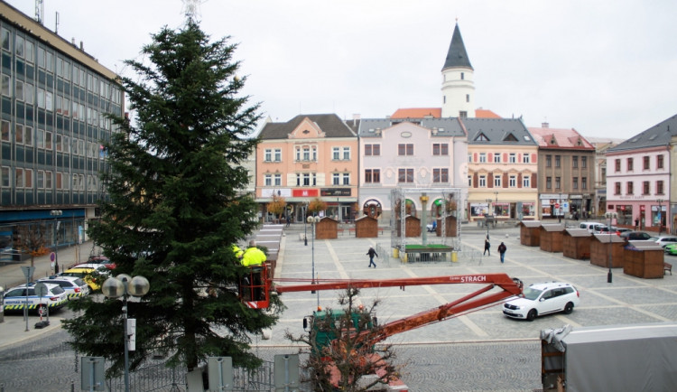 V Přerově se chystá výzdoba vánočního stromu na náměstí T. G. Masaryka, program trhů město zrušilo