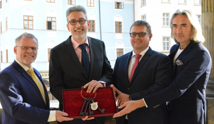 Ladislav Šnevajs (vlevo) po podpisu olomoucké koaliční smlouvy v roce 2018