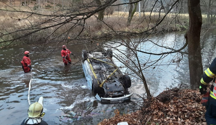 V úseku mezi obcemi Loštice a Jeřmaň sjela řidička s autem do řeky