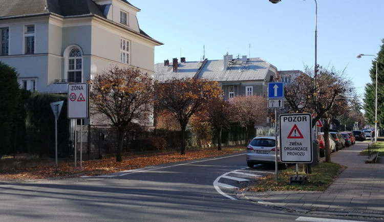 Z části ulice Na Vozovce v Olomouci je jednosměrka. Bludiště i pro místní, lamentují řidiči