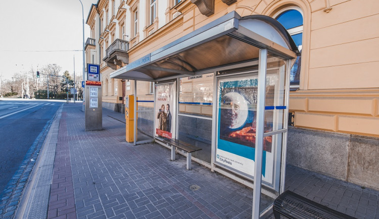Dopravní podnik spustí v Budějovicích test elektronických označníků na zastávkách