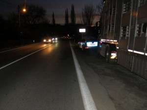 Po průjezdu nákladního auta havaroval v Šumperku muž na elektrokole