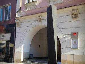 Bronzová socha Torsion na Dolním náměstí v Olomouci. Díla získaná díky Sochařskému festivalu Sculpture Line mají své místo v olomouckých ulicích už několik let