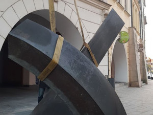 Bronzová socha Torsion na Dolním náměstí v Olomouci. Díla získaná díky Sochařskému festivalu Sculpture Line mají své místo v olomouckých ulicích už několik let