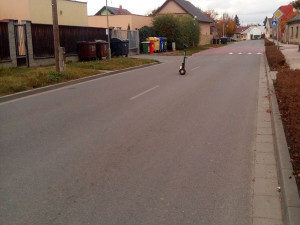 Stížností na pohozené koloběžky neubývá. Pro nevidomé a invalidy jsou pohromou