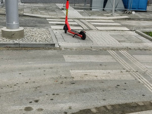 Stížností na pohozené koloběžky neubývá. Pro nevidomé a invalidy jsou pohromou