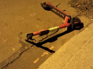 Stížností na pohozené koloběžky neubývá. Pro nevidomé a invalidy jsou pohromou