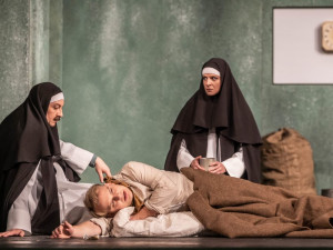 Moravské divadlo v Olomouci uvádí v Krobotově režii Zánik samoty Berhof