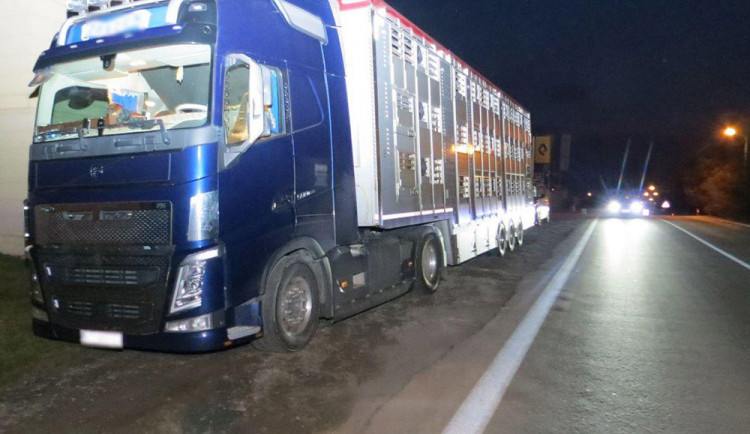 Po průjezdu nákladního auta havaroval v Šumperku muž na elektrokole