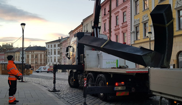 Bronzová socha Torsion na Dolním náměstí v Olomouci. Díla získaná díky Sochařskému festivalu Sculpture Line mají své místo v olomouckých ulicích už několik let
