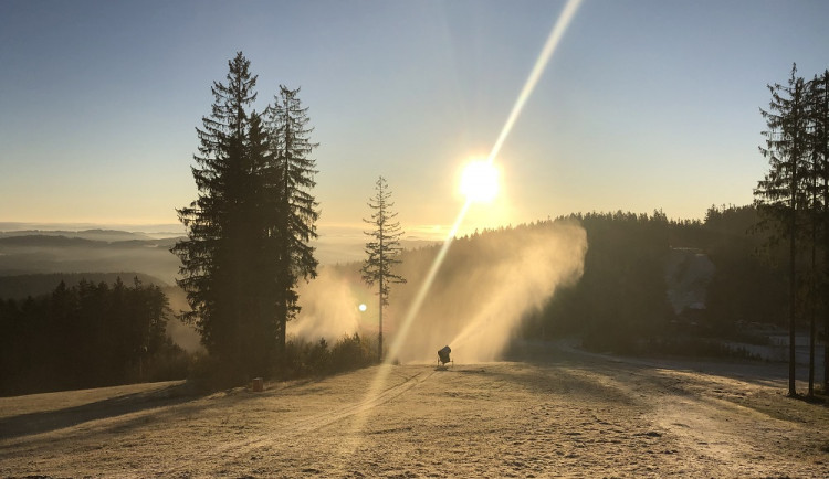 Skiareály na Lipensku zahájily zasněžování sjezdovek