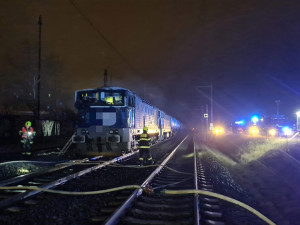 Hasiče zalarmoval požár lokomotivy. Táhla dvaadvacet vagonů s benzínem