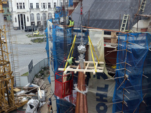 Červený kostel dostal novou věžičku. Zdobí ji ocelové šperky sochaře Jana Dostála