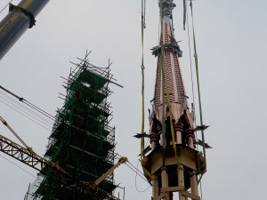 Červený kostel dostal novou věžičku. Zdobí ji ocelové šperky sochaře Jana Dostála