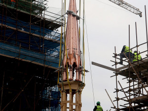 Červený kostel dostal novou věžičku. Zdobí ji ocelové šperky sochaře Jana Dostála