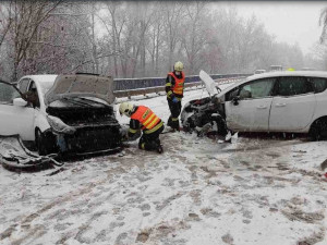 Sníh zaskočil řidiče v kraji. Hasiči řešili sedm nehod se zraněními