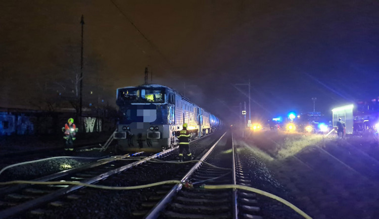 Hasiči zabránili rozšíření požáru na další část vlakové soupravy