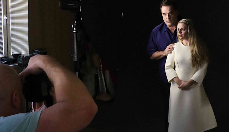 Herec Miroslav Etzler s kolegyní Danielou Klevetovou během focení plakátu pro olomoucké představení