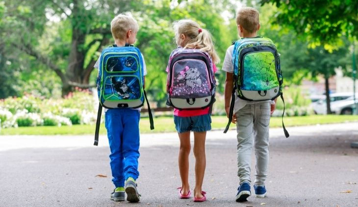 Zvážili jsme školní batohy. Tipy na lehké ergonomické aktovky (nejen) k Vánocům.