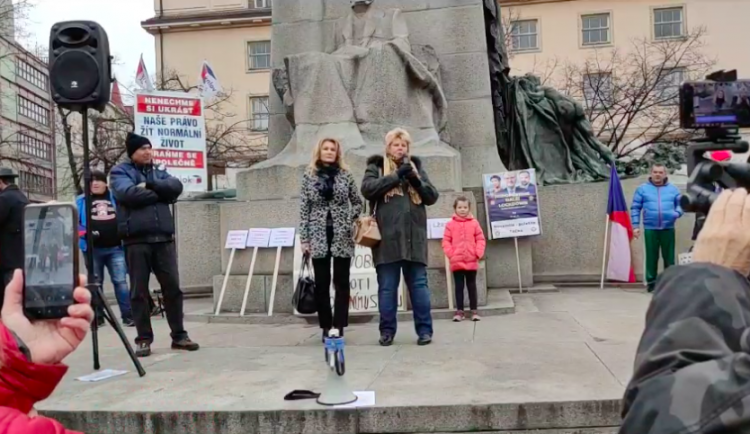 Nemocnice Na Homolce se distancuje od sestry, která promluvila na demonstraci před ministerstvem