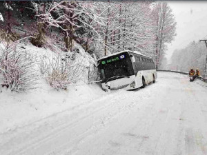 Hasiče zaměstnává sněhová nadílka. Řeší zlomené stromy i srážku sypače s autobusem