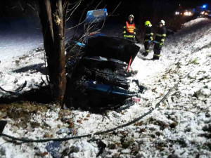 U Těšic dnes v podvečer narazil šestačtyřicetiletý řidič do stromu a zemřel