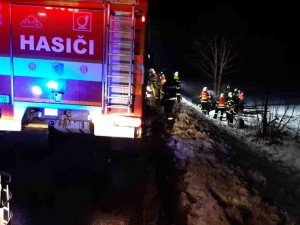 U Těšic dnes v podvečer narazil šestatřicetiletý řidič do stromu a zemřel