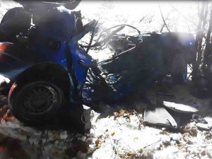 U Těšic dnes v podvečer narazil šestatřicetiletý řidič do stromu a zemřel