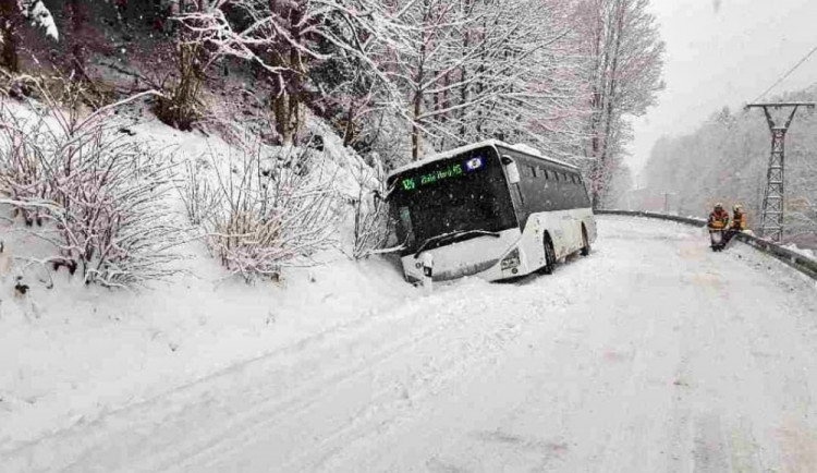Vydatné sněžení po celý víkend komplikuje dopravu napříč Olomouckým krajem