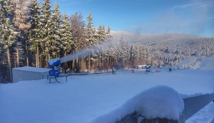 V lyžařském areálu Karlov probíhají přípravy na zimní sezonu