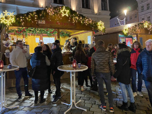 Ztráta i pro charitu. Zákaz vánočních trhů uzavřel v Olomouci také dobročinný stánek