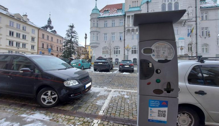 Šumperk zlevnil krátkodobé parkování v centru. Místo 20 lidé zaplatí 10 korun