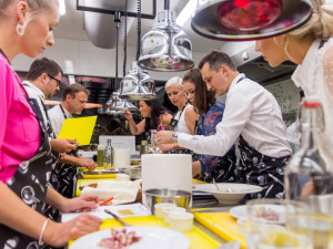 Vánoční večírek v dobré restauraci, u vás ve firmě nebo v soukromí? Připravíme na klíč