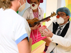 Zdravotní klauni slaví 20 let existence. Včera přinesli symbolických 20 minut radosti lékařům a sestrám