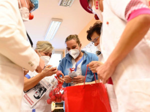 Zdravotní klauni slaví 20 let existence. Včera přinesli symbolických 20 minut radosti lékařům a sestrám