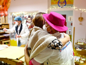 Zdravotní klauni slaví 20 let existence. Včera přinesli symbolických 20 minut radosti lékařům a sestrám