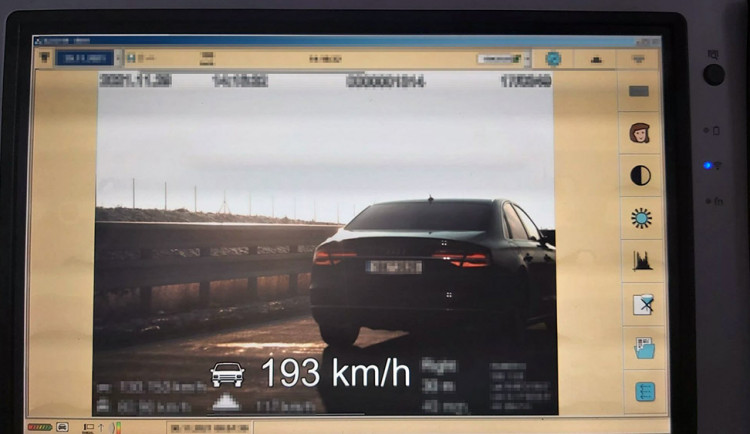 Policisté z dálničního oddělení naměřili řidiči Audi A8 rychlost 193 kilometrů v hodině