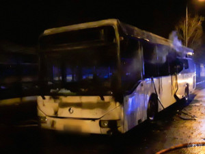 Hasiči brzy ráno likvidovali požár autobusu u nádraží v Prostějově. Zraněn nebyl nikdo