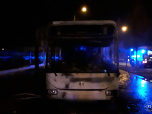 Hasiči brzy ráno likvidovali požár autobusu u nádraží v Prostějově. Zraněn nebyl nikdo