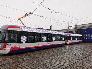 Do ulic Olomouce vyjela nová vánoční tramvajová souprava. Je na lince č. 7