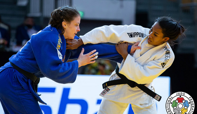 Renata Zachová na turnaji v Abu Dhabí proti Brazilce Quadrosové