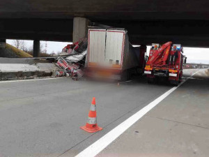 Kamion narazil do mostního pilíře na dálnici D35 u Olomouce. Řidiče vyprostili hasiči
