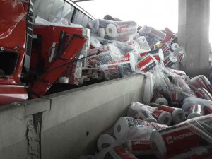 Kamion narazil do mostního pilíře na dálnici D35 u Olomouce. Řidiče vyprostili hasiči