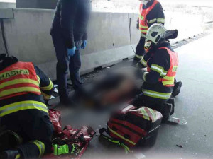 Kamion narazil do mostního pilíře na dálnici D35 u Olomouce. Řidiče vyprostili hasiči