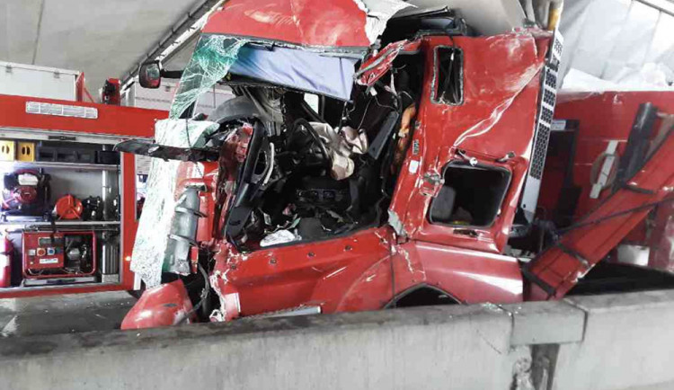 Kamion narazil do mostního pilíře na dálnici D35 u Olomouce. Řidiče vyprostili hasiči