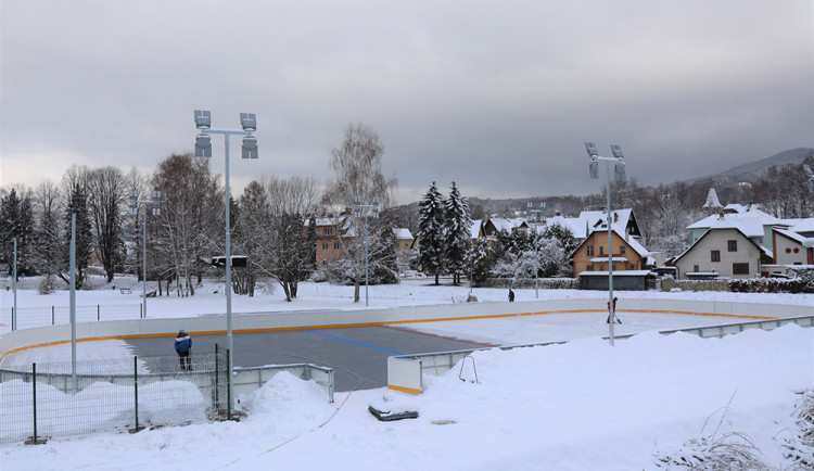 Příprava ledové plochy nového multifunkčního hřiště v Jeseníku