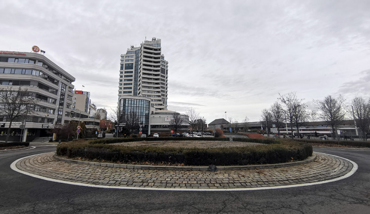 Ve středu kruhového objezdu nedaleko olomouckého vlakového nádraží už světelná fontána nestojí