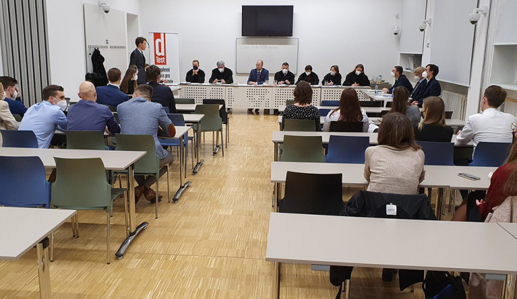 Finálový souboj dvou nejlepší týmů, v čele zasedla porota v talárech