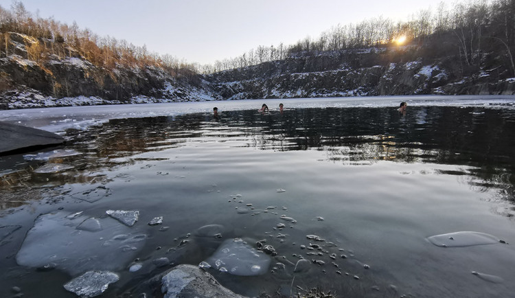 Otužování v lomu Výkleky - ilustrační foto